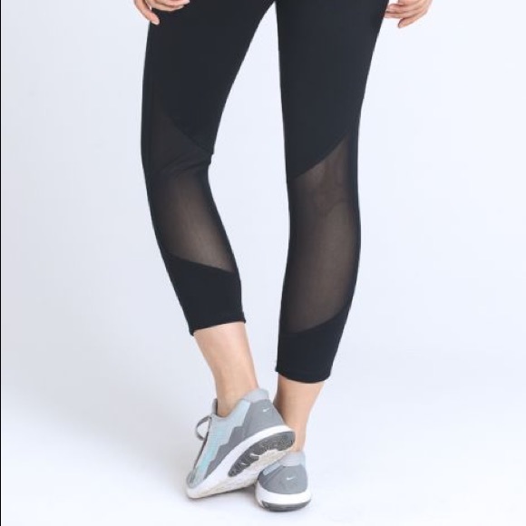 Mesh Panel Capri Compression Legging - Picture 3 of 6